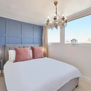 Host & - The Nest Apartment Whitby